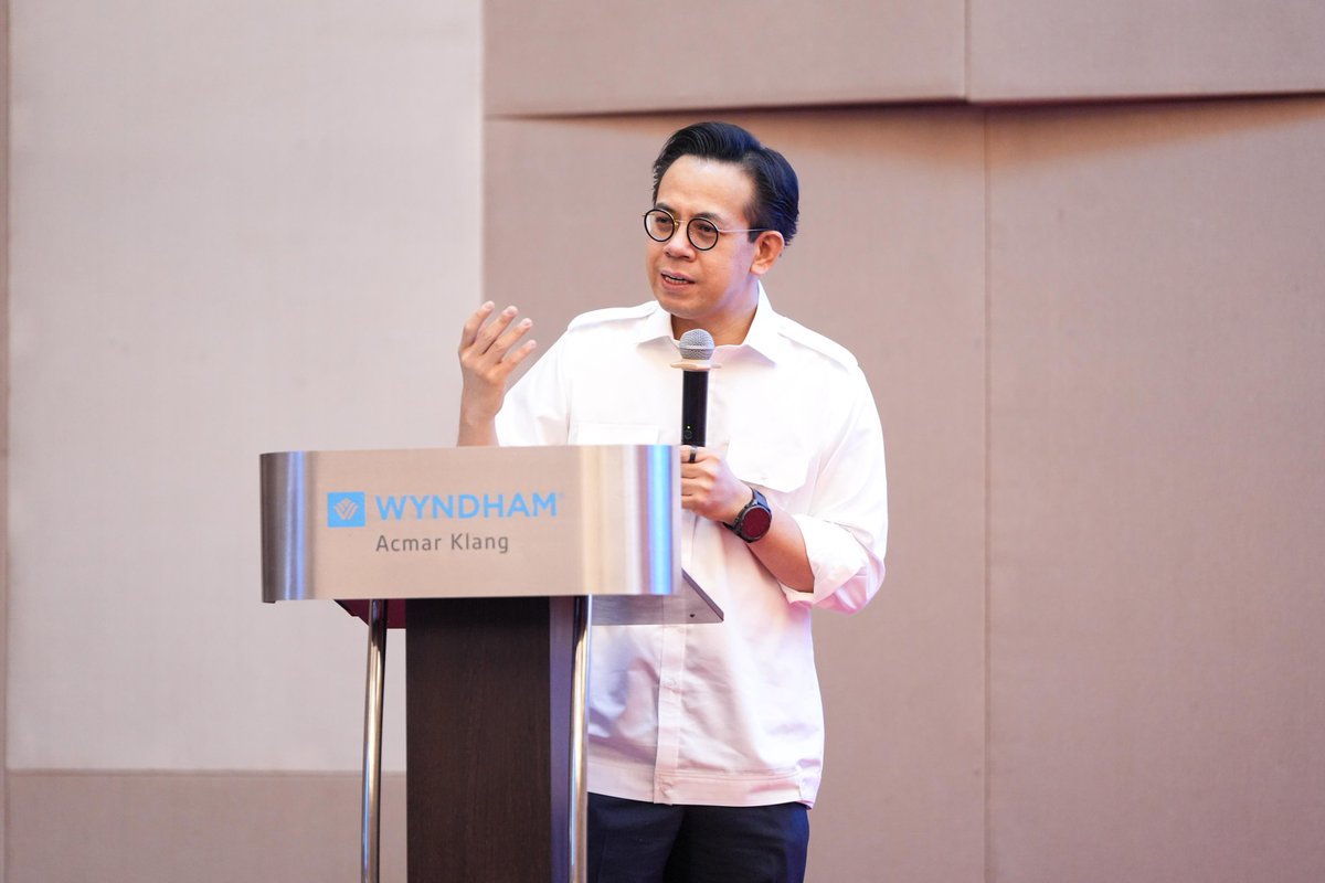 mykesuma's tweet photo. RM10 JUTA UNTUK MEMPERKASA KESATUAN SEKERJA!

Wyndham Acmar, Klang | Jumaat, 23 Mei 2025

Program Hal Ehwal Kesatuan Sekerja (PHEKS) Tahun 2025 bagi Zon Tengah telah dilancarkan secara rasmi oleh YB Encik Steven Sim Chee Keong, Menteri Sumber Manusia di Wyndham Acamar, Klang pada hari ini.

✨ Dalam ucapan perasmiannya, YB Menteri menekankan:

*Matlamat 3K*
🔹 Fokus kepada Kemahiran, Kebajikan, dan Keberhasilan pekerja.
*Hubungan Majikan-Pekerja*
🔹 Gaji minimum bukan ukuran tunggal – kesatuan boleh berunding CA dengan majikan.
🔹Wujudkan hubungan industri yang harmoni.
*Inisiatif Kad Pekerja MADANI*
🔹Kad diskaun 30% untuk ahli kesatuan – galak lebih ramai menyertai kesatuan.
*Isu Global*
 🔹Dalam APEC: Ditegaskan hak pekerja tidak boleh dikompromi.
 🔹Jangan hukum negara yang berusaha menjaga hak pekerja.

🔍 Sorotan Utama PHEKS 2025:
✅ RM10 juta diperuntukkan berbanding RM5.8 juta pada 2024
✅ 551 permohonan diluluskan, bernilai RM7.15 juta
✅ 138 permohonan untuk Zon Tengah (Selangor & WP) – RM2.1 juta
✅ 5 kluster utama dibiayai, termasuk latihan, kajian dan pendigitalan
✅ Kad Pekerja MADANI diperkenal – keistimewaan eksklusif ahli kesatuan!

📊 Statistik Terkini (2024):

- 762 kesatuan berdaftar
- 1,038,435 ahli
- 240 Perjanjian Kolektif (CA) manfaatkan 67,644 pekerja

📢 KESUMA terus komited memperkasa kesatuan sekerja demi masa depan pekerja yang lebih terjamin dalam kerangka MalaysiaMADANI.

#KementerianSumberManusia #KESUMA #MalaysiaMADANI #PHEKS #Zontengah #JHEKS