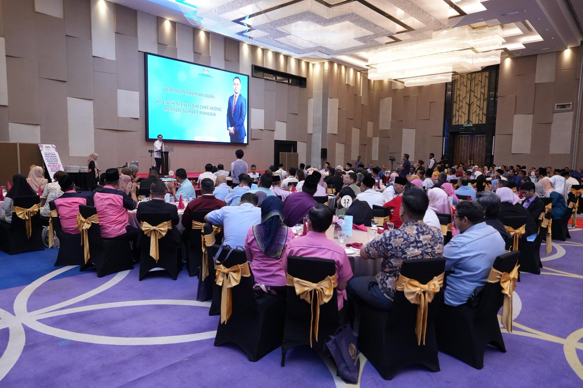 mykesuma's tweet photo. RM10 JUTA UNTUK MEMPERKASA KESATUAN SEKERJA!

Wyndham Acmar, Klang | Jumaat, 23 Mei 2025

Program Hal Ehwal Kesatuan Sekerja (PHEKS) Tahun 2025 bagi Zon Tengah telah dilancarkan secara rasmi oleh YB Encik Steven Sim Chee Keong, Menteri Sumber Manusia di Wyndham Acamar, Klang pada hari ini.

✨ Dalam ucapan perasmiannya, YB Menteri menekankan:

*Matlamat 3K*
🔹 Fokus kepada Kemahiran, Kebajikan, dan Keberhasilan pekerja.
*Hubungan Majikan-Pekerja*
🔹 Gaji minimum bukan ukuran tunggal – kesatuan boleh berunding CA dengan majikan.
🔹Wujudkan hubungan industri yang harmoni.
*Inisiatif Kad Pekerja MADANI*
🔹Kad diskaun 30% untuk ahli kesatuan – galak lebih ramai menyertai kesatuan.
*Isu Global*
 🔹Dalam APEC: Ditegaskan hak pekerja tidak boleh dikompromi.
 🔹Jangan hukum negara yang berusaha menjaga hak pekerja.

🔍 Sorotan Utama PHEKS 2025:
✅ RM10 juta diperuntukkan berbanding RM5.8 juta pada 2024
✅ 551 permohonan diluluskan, bernilai RM7.15 juta
✅ 138 permohonan untuk Zon Tengah (Selangor & WP) – RM2.1 juta
✅ 5 kluster utama dibiayai, termasuk latihan, kajian dan pendigitalan
✅ Kad Pekerja MADANI diperkenal – keistimewaan eksklusif ahli kesatuan!

📊 Statistik Terkini (2024):

- 762 kesatuan berdaftar
- 1,038,435 ahli
- 240 Perjanjian Kolektif (CA) manfaatkan 67,644 pekerja

📢 KESUMA terus komited memperkasa kesatuan sekerja demi masa depan pekerja yang lebih terjamin dalam kerangka MalaysiaMADANI.

#KementerianSumberManusia #KESUMA #MalaysiaMADANI #PHEKS #Zontengah #JHEKS