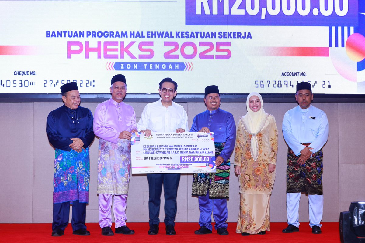 mykesuma's tweet photo. RM10 JUTA UNTUK MEMPERKASA KESATUAN SEKERJA!

Wyndham Acmar, Klang | Jumaat, 23 Mei 2025

Program Hal Ehwal Kesatuan Sekerja (PHEKS) Tahun 2025 bagi Zon Tengah telah dilancarkan secara rasmi oleh YB Encik Steven Sim Chee Keong, Menteri Sumber Manusia di Wyndham Acamar, Klang pada hari ini.

✨ Dalam ucapan perasmiannya, YB Menteri menekankan:

*Matlamat 3K*
🔹 Fokus kepada Kemahiran, Kebajikan, dan Keberhasilan pekerja.
*Hubungan Majikan-Pekerja*
🔹 Gaji minimum bukan ukuran tunggal – kesatuan boleh berunding CA dengan majikan.
🔹Wujudkan hubungan industri yang harmoni.
*Inisiatif Kad Pekerja MADANI*
🔹Kad diskaun 30% untuk ahli kesatuan – galak lebih ramai menyertai kesatuan.
*Isu Global*
 🔹Dalam APEC: Ditegaskan hak pekerja tidak boleh dikompromi.
 🔹Jangan hukum negara yang berusaha menjaga hak pekerja.

🔍 Sorotan Utama PHEKS 2025:
✅ RM10 juta diperuntukkan berbanding RM5.8 juta pada 2024
✅ 551 permohonan diluluskan, bernilai RM7.15 juta
✅ 138 permohonan untuk Zon Tengah (Selangor & WP) – RM2.1 juta
✅ 5 kluster utama dibiayai, termasuk latihan, kajian dan pendigitalan
✅ Kad Pekerja MADANI diperkenal – keistimewaan eksklusif ahli kesatuan!

📊 Statistik Terkini (2024):

- 762 kesatuan berdaftar
- 1,038,435 ahli
- 240 Perjanjian Kolektif (CA) manfaatkan 67,644 pekerja

📢 KESUMA terus komited memperkasa kesatuan sekerja demi masa depan pekerja yang lebih terjamin dalam kerangka MalaysiaMADANI.

#KementerianSumberManusia #KESUMA #MalaysiaMADANI #PHEKS #Zontengah #JHEKS