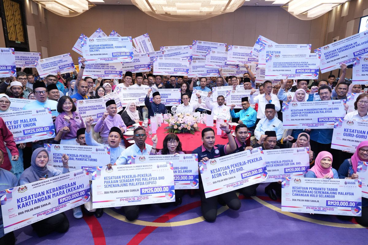 mykesuma's tweet photo. RM10 JUTA UNTUK MEMPERKASA KESATUAN SEKERJA!

Wyndham Acmar, Klang | Jumaat, 23 Mei 2025

Program Hal Ehwal Kesatuan Sekerja (PHEKS) Tahun 2025 bagi Zon Tengah telah dilancarkan secara rasmi oleh YB Encik Steven Sim Chee Keong, Menteri Sumber Manusia di Wyndham Acamar, Klang pada hari ini.

✨ Dalam ucapan perasmiannya, YB Menteri menekankan:

*Matlamat 3K*
🔹 Fokus kepada Kemahiran, Kebajikan, dan Keberhasilan pekerja.
*Hubungan Majikan-Pekerja*
🔹 Gaji minimum bukan ukuran tunggal – kesatuan boleh berunding CA dengan majikan.
🔹Wujudkan hubungan industri yang harmoni.
*Inisiatif Kad Pekerja MADANI*
🔹Kad diskaun 30% untuk ahli kesatuan – galak lebih ramai menyertai kesatuan.
*Isu Global*
 🔹Dalam APEC: Ditegaskan hak pekerja tidak boleh dikompromi.
 🔹Jangan hukum negara yang berusaha menjaga hak pekerja.

🔍 Sorotan Utama PHEKS 2025:
✅ RM10 juta diperuntukkan berbanding RM5.8 juta pada 2024
✅ 551 permohonan diluluskan, bernilai RM7.15 juta
✅ 138 permohonan untuk Zon Tengah (Selangor & WP) – RM2.1 juta
✅ 5 kluster utama dibiayai, termasuk latihan, kajian dan pendigitalan
✅ Kad Pekerja MADANI diperkenal – keistimewaan eksklusif ahli kesatuan!

📊 Statistik Terkini (2024):

- 762 kesatuan berdaftar
- 1,038,435 ahli
- 240 Perjanjian Kolektif (CA) manfaatkan 67,644 pekerja

📢 KESUMA terus komited memperkasa kesatuan sekerja demi masa depan pekerja yang lebih terjamin dalam kerangka MalaysiaMADANI.

#KementerianSumberManusia #KESUMA #MalaysiaMADANI #PHEKS #Zontengah #JHEKS