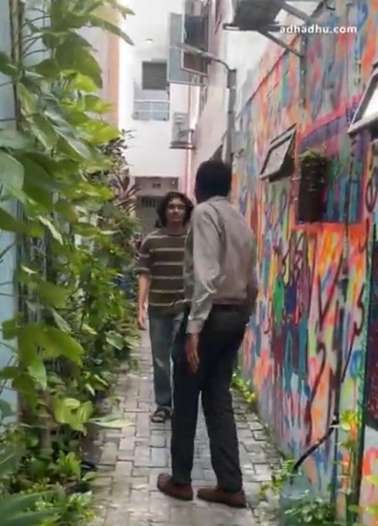 NaffAsim's tweet photo. @pinkblo00m Actually he does smile and greet the police officer. https://t.co/ET0XGOLA3s