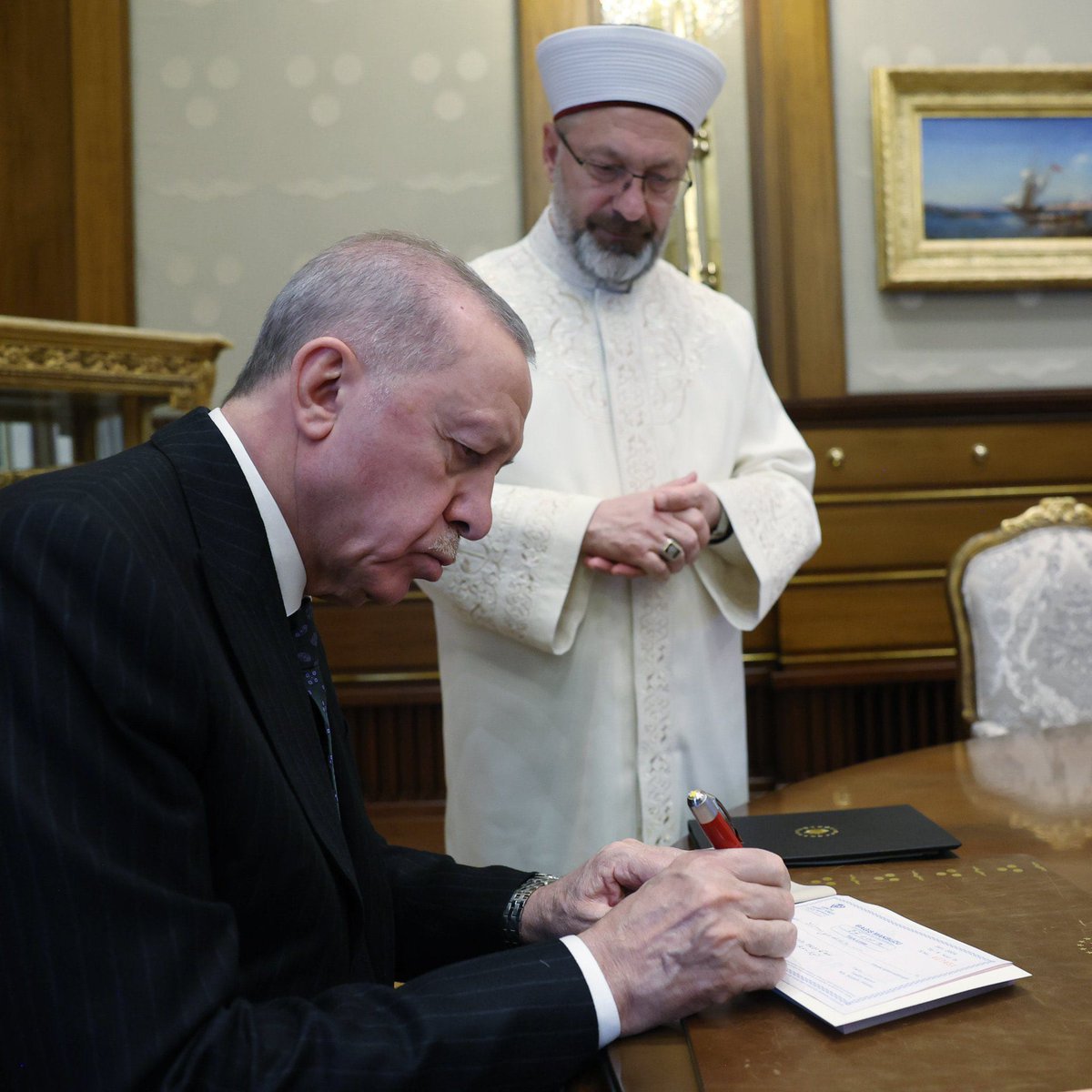 Tayyip Erdoğan kurban bağışı yapmış 27 bin lira.
Bağışı yaptığı kalem 47 bin lira.
Kağıda yazık olmuş, kalemi bağışlasaydı daha iyiydi.