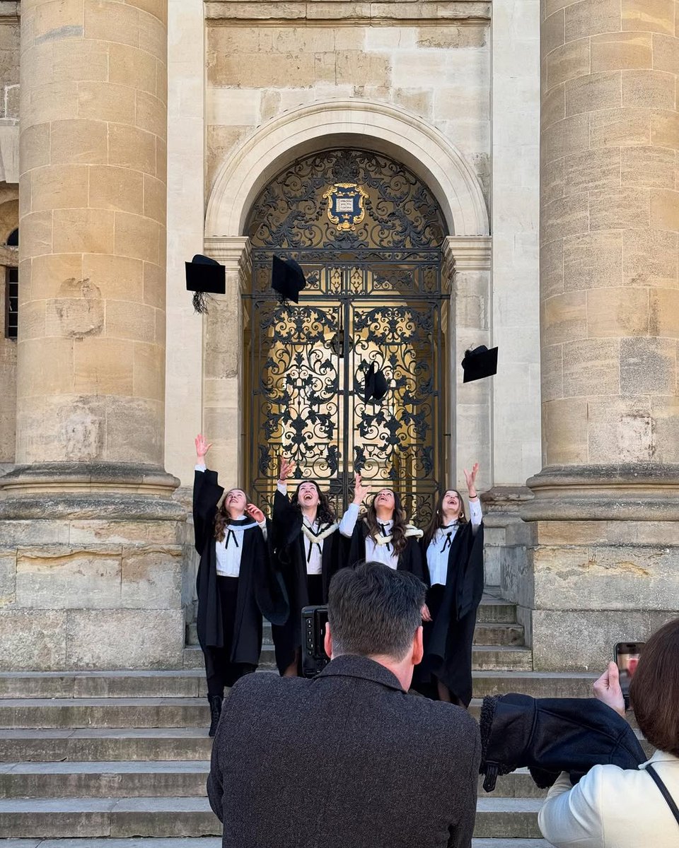 oxfordalumni's tweet image. 🎓 Congratulations to all our new graduates! We’ve loved seeing your photos over the past few weeks. Welcome to the @UniofOxford alumni community – we’re so proud to have you with us. 🍾💐
📷 Instagram | estherjohnsonphotography, kebleoxford, linacrecollege , reuben_college