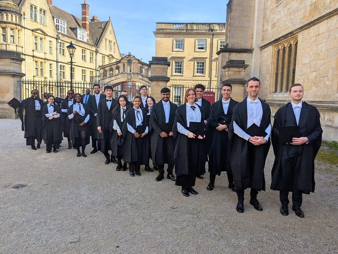 oxfordalumni's tweet image. 🎓 Congratulations to all our new graduates! We’ve loved seeing your photos over the past few weeks. Welcome to the @UniofOxford alumni community – we’re so proud to have you with us. 🍾💐
📷 Instagram | estherjohnsonphotography, kebleoxford, linacrecollege , reuben_college