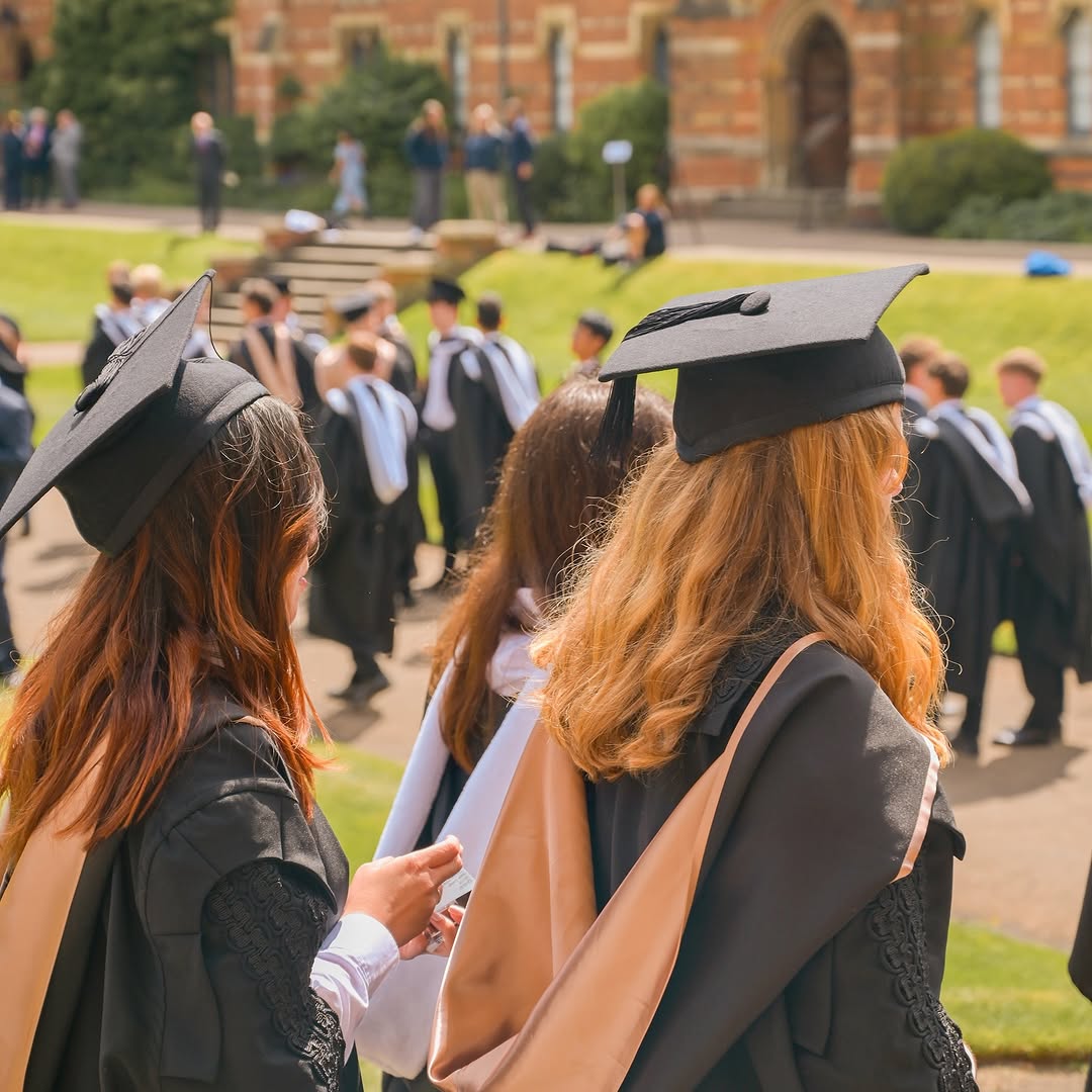 oxfordalumni's tweet image. 🎓 Congratulations to all our new graduates! We’ve loved seeing your photos over the past few weeks. Welcome to the @UniofOxford alumni community – we’re so proud to have you with us. 🍾💐
📷 Instagram | estherjohnsonphotography, kebleoxford, linacrecollege , reuben_college