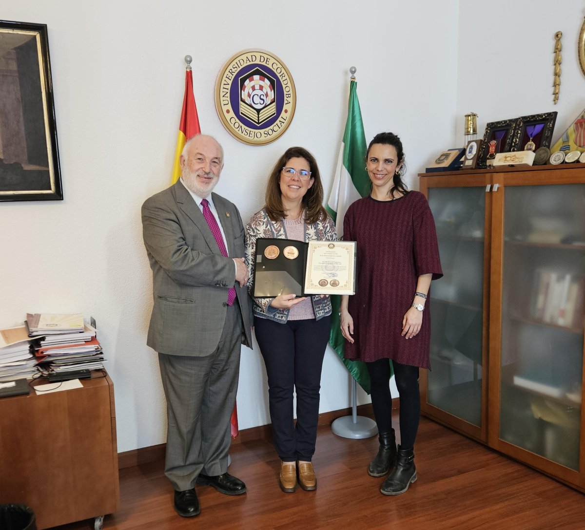 Nombramos a Dª. Ana Borredá, presidenta ejecutiva del Grupo Borrmart y directora de la revista Seguritecnia, nueva experta del Foro UNI·CO. Asiste la experta en ciberseguridad Dª. Ana Valle, miembro del mismo Foro.