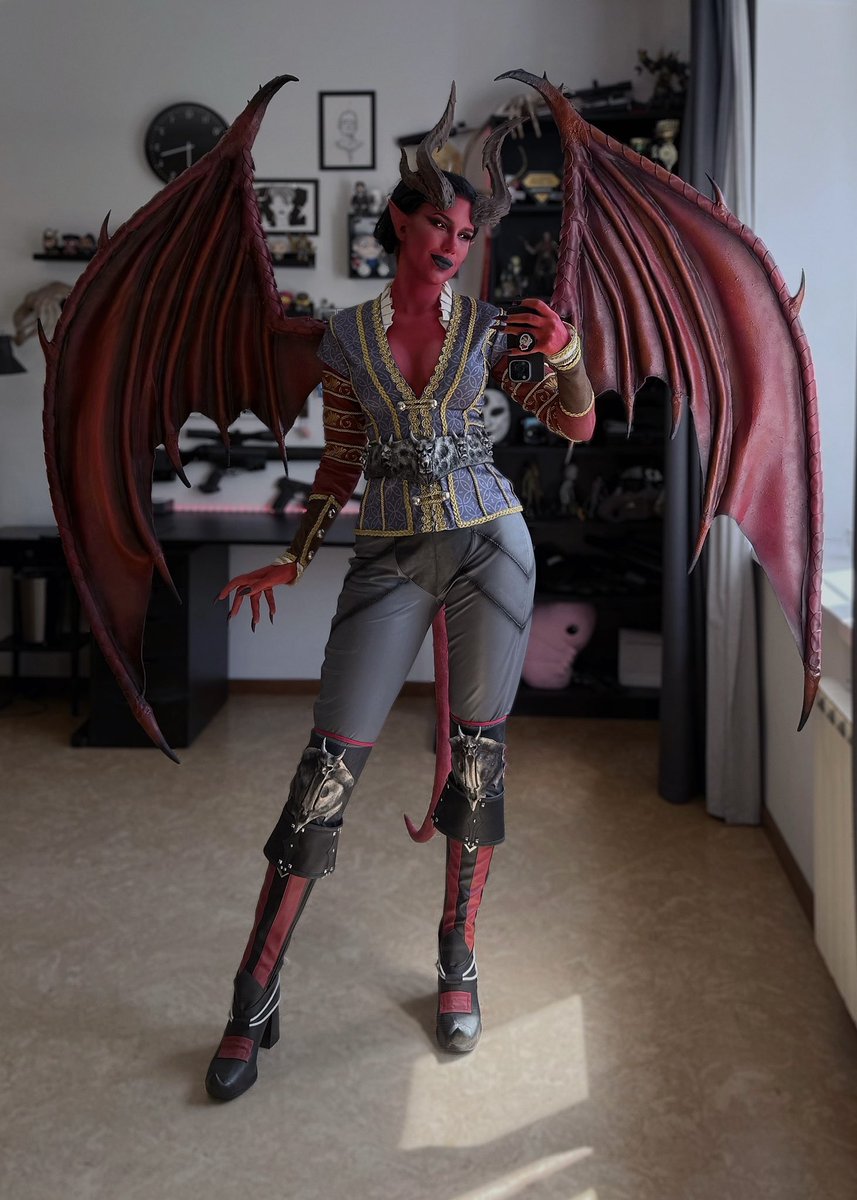 “What’s better then a devil you don’t know? A devil you do.”

Yes, I will make a fem version of my fav male character from the game. There was a lot of complex sewing, painting of props, makeup and a lot of details in general! 

#BaldursGate3 #BaldursGate3Cosplay #RaphaelCosplay