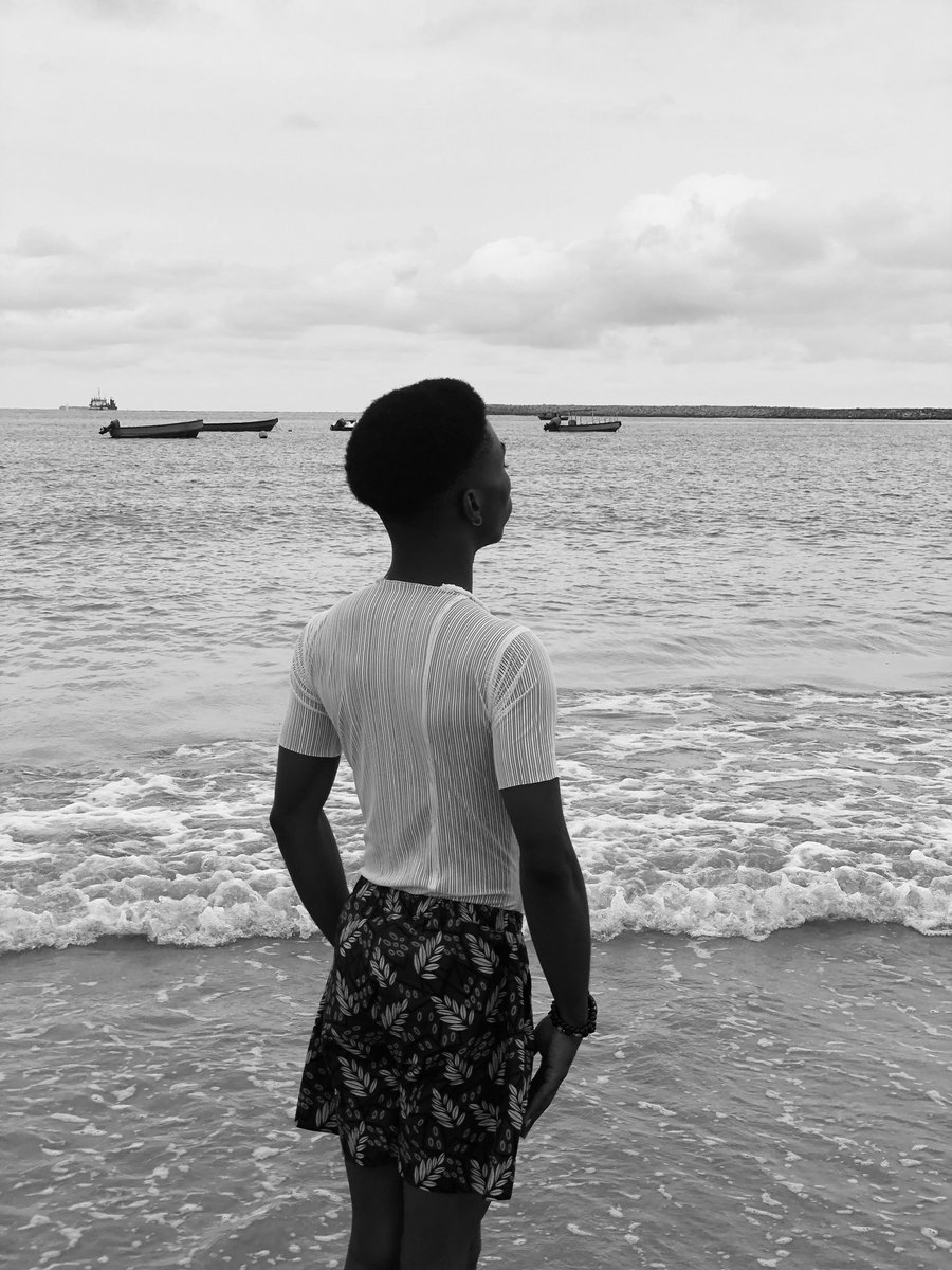 The gorgeous side view, The gorgeous jawline, And my small bumbum.🖤🤍