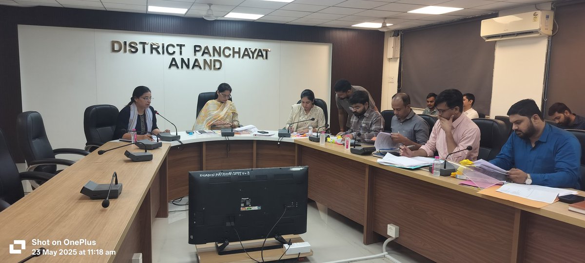 DDO_Anand's tweet photo. આજ રોજ સરકારશ્રીની વિવિધ યોજનાઓની તાલુકા વિકાસ અધિકારીશ્રીઓ સાથે બેઠક કરી સમિક્ષા કરી જરૂરી માર્ગદર્શન અને સૂચનો આપી યોજનાવાર આપેલ લક્ષ્યાંક સમયમર્યાદામાં પૂર્ણ થાય તે અંગે જરૂરી તકેદારી રાખવા જણાવવામાં આવ્યું.
@CollectorAnd @CMOGuj @PMOIndia @InfoAnandGoG https://t.co/JQVdwlzW1Z