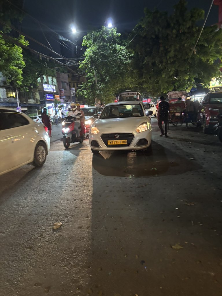 IshBose's tweet photo. And just like that, the driver decided that it would be a good idea to park the car bang on the road and shop for vegetables. Incoming traffic be damned.  

Location: Lord’s More/ Golfgreen, Kolkata @News18Bengali https://t.co/xZOO6gslBZ