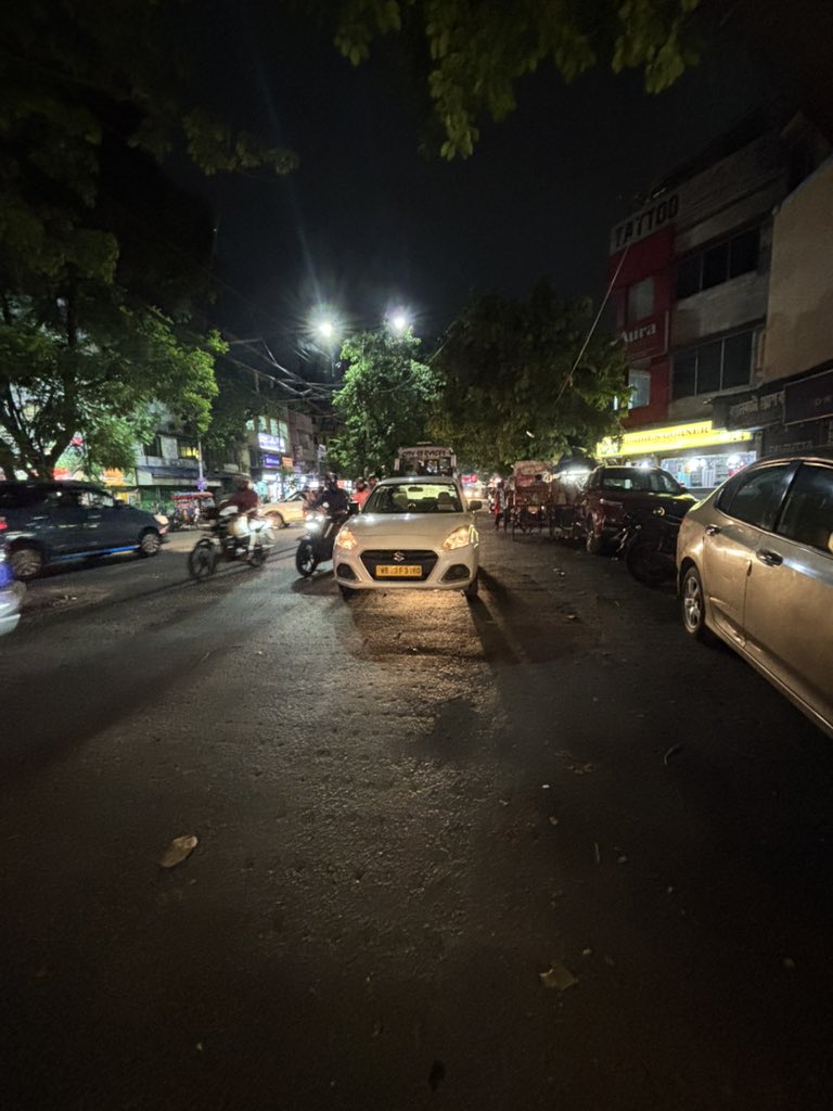 IshBose's tweet photo. And just like that, the driver decided that it would be a good idea to park the car bang on the road and shop for vegetables. Incoming traffic be damned.  

Location: Lord’s More/ Golfgreen, Kolkata @News18Bengali https://t.co/xZOO6gslBZ