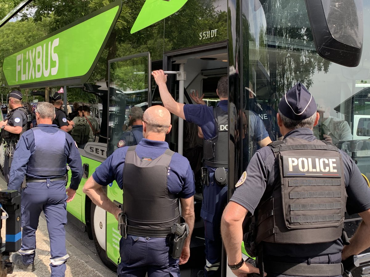 #Sécurité | Les 20 et 21 mai les 👮 de la Moselle réalisaient des contrôles dans les transports en commun dans le cadre d’une opération nationale de lutte contre l'immigration irrégulière.
➡️ 1237 personnes et 36 bus contrôlés
🔴 21 étrangers en situation irrégulière interpellés