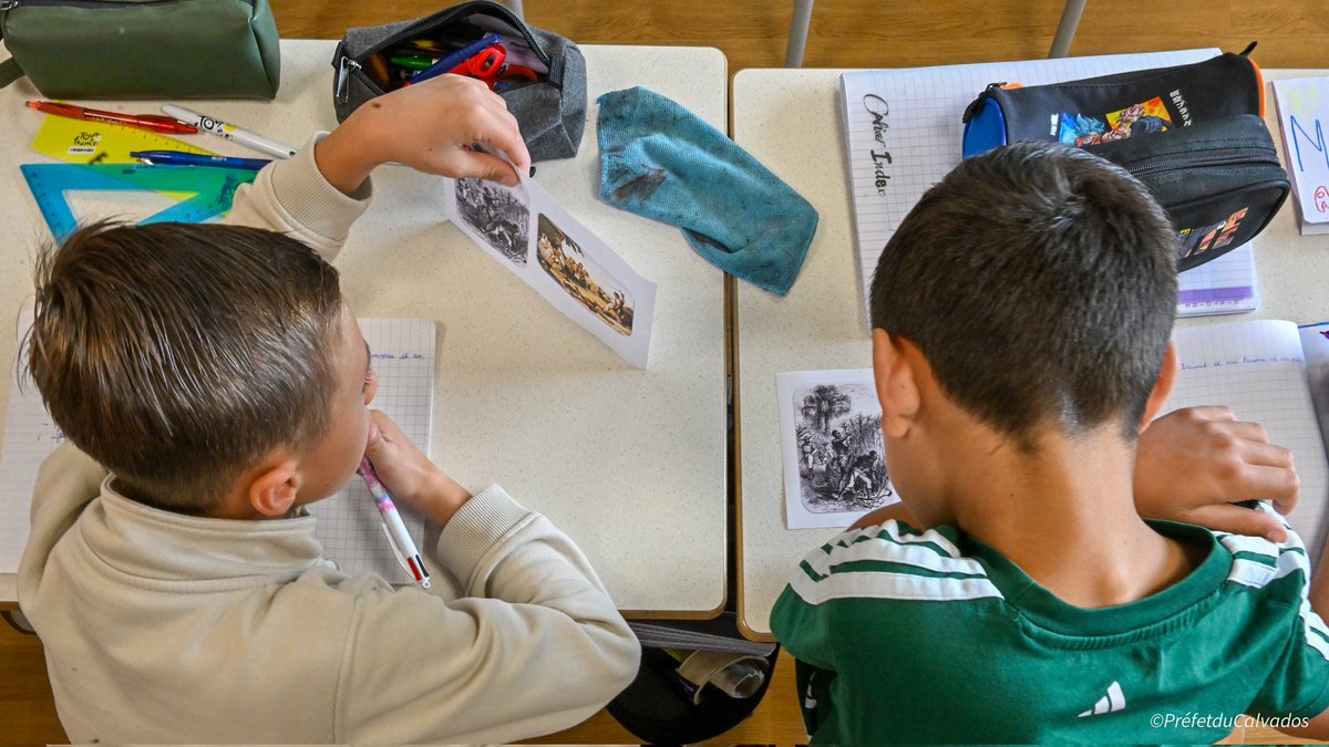 Prefet14's tweet photo. À l’occasion de la Journée nationale en mémoire des victimes de l’#esclavage, le secrétaire général de la préfecture a assisté à un temps d’échange particulièrement riche avec des élèves de la classe de CM1 de l'école d'Argouges à #Bayeux.

Autour d’images et d’une vidéo soigneusement sélectionnées, l’enseignant a guidé ses élèves dans une réflexion sur les liens entre colonisation, esclavage et francophonie.

Les questions, les remarques et les émotions partagées par les élèves témoignent d’une véritable compréhension des enjeux de mémoire.

Le secrétaire général a salué la qualité des échanges et l’engagement pédagogique des enseignants.