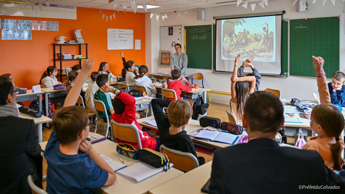 Prefet14's tweet photo. À l’occasion de la Journée nationale en mémoire des victimes de l’#esclavage, le secrétaire général de la préfecture a assisté à un temps d’échange particulièrement riche avec des élèves de la classe de CM1 de l'école d'Argouges à #Bayeux.

Autour d’images et d’une vidéo soigneusement sélectionnées, l’enseignant a guidé ses élèves dans une réflexion sur les liens entre colonisation, esclavage et francophonie.

Les questions, les remarques et les émotions partagées par les élèves témoignent d’une véritable compréhension des enjeux de mémoire.

Le secrétaire général a salué la qualité des échanges et l’engagement pédagogique des enseignants.