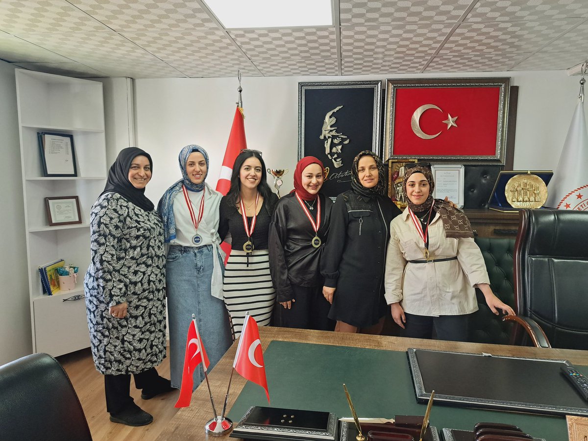 BitlisKYGM's tweet photo. “Arslantepe’nin Işığında Türk Mutfağı” temalı Malatya’da düzenlenen Üniversiteler Arası Yemek Yarışması’nda altın madalya kazanan öğrencilerimiz Rümeysa Gümüşyay, Gülda Alkum, Şevin Dalga ve Rümeysa Turhan’ı gönülden tebrik eder, başarılarının devamını dileriz.

📍Beşminare Yurdu https://t.co/mBWGGR4Qat