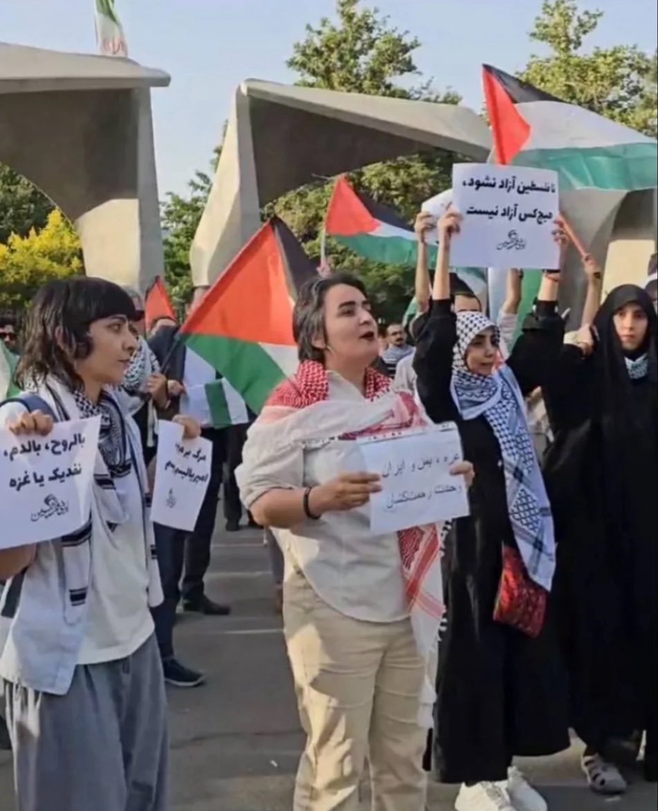 پیامک کشف حجاب برای اینا نمیره؟تو اون جمع نمیگن خانوم شالت افتاده؟

عده‌ای ساده‌لوح و کاسب سیاسی میگن حجاب دیوار برلین جمهوری اسلامیه!
ایدئولوژی نظامی که حفظش از جان امام زمان واجبتره ، حجاب پشیزی براش اهمیت نداره و به ضرورت ازش میگذره اما دستاویزی کرده برای درگیر/سرگرم کردن ملت!