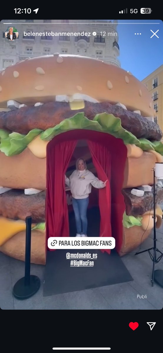 DIOSAPELITOZ's tweet photo. Belén Esteban ya está en el McDonalds de la Calle Montera cruce Gran Vía en Madrid

HOY ESTARÁ TODO EL DÍA REPARTIENDO BIG MACS 😍😍😍 #BIGMAX @McDonalds https://t.co/rgHz2dZqK1