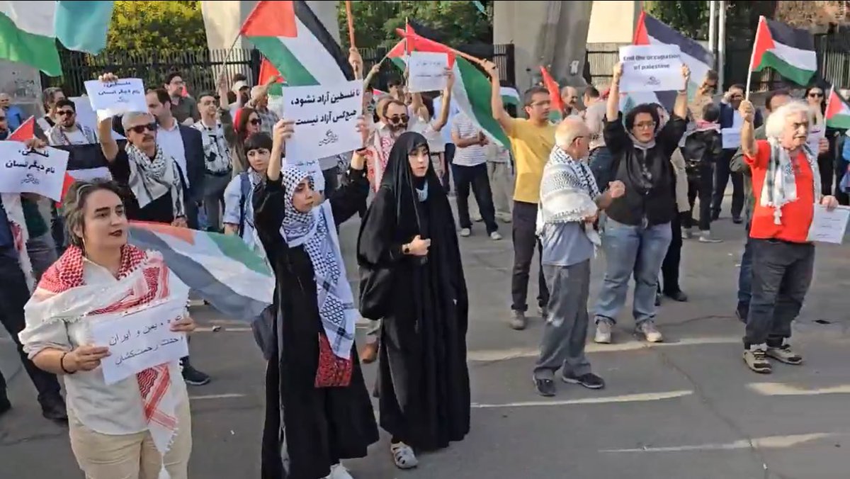 iFarbod1's tweet photo. پیامک کشف حجاب برای اینا نمیره؟تو اون جمع نمیگن خانوم شالت افتاده؟

عده‌ای ساده‌لوح و کا��ب سیاسی میگن حجاب دیوار برلین جمهوری اسلامیه!
ایدئولوژی نظامی که حفظش از جان امام زمان واجبتره ، حجاب پشیزی براش اهمیت نداره و به ضرورت ازش میگذره اما دستاویزی کرده برای درگیر/سرگرم کردن ملت! https://t.co/waWkyMJLnO