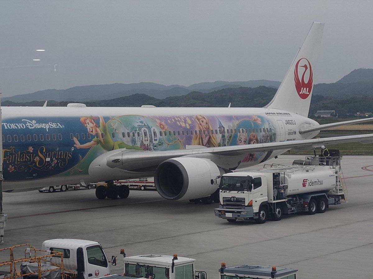 jboy1229's tweet photo. 出雲縁結び空港到着！降りてから乗ってきた767の機体を見てビックリ！ディズニー塗装の機体でした。#JAL  #ディズニースペマの767  #出雲縁結び空港 https://t.co/d9YoqzX4f4