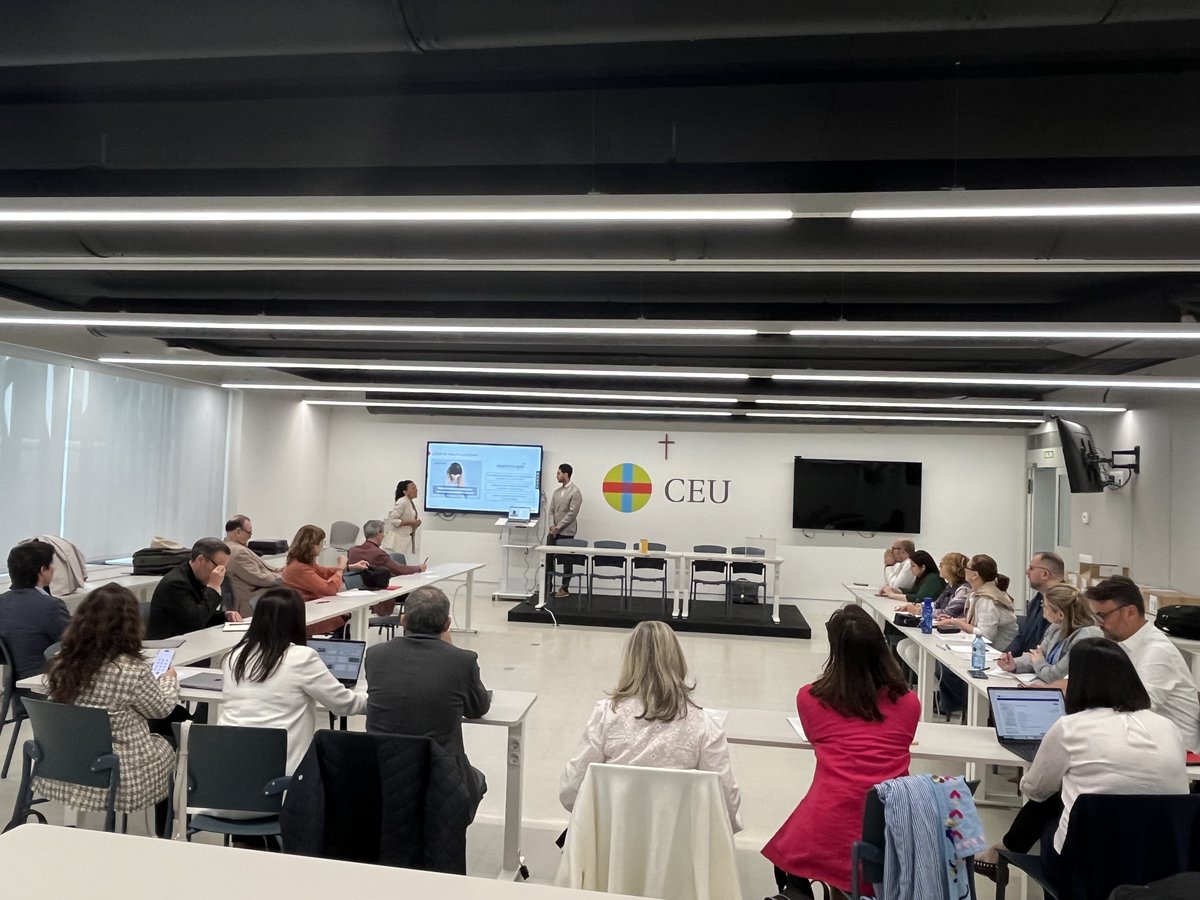 La profesora de <a href="/USPCEUHumYCom/">Humanidades I Universidad CEU San Pablo</a> Tamara Vázquez abre la Asamblea Extraordinaria @atic__ con la presentación del proyecto Neurolabcom