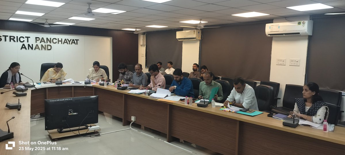 DDO_Anand's tweet photo. આજ રોજ સરકારશ્રીની વિવિધ યોજનાઓની તાલુકા વિકાસ અધિકારીશ્રીઓ સાથે બેઠક કરી સમિક્ષા કરી જરૂરી માર્ગદર્શન અને સૂચનો આપી યોજનાવાર આપેલ લક્ષ્યાંક સમયમર્યાદામાં પૂર્ણ થાય તે અંગે જરૂરી તકેદારી રાખવા જણાવવામાં આવ્યું.
@CollectorAnd @CMOGuj @PMOIndia @InfoAnandGoG https://t.co/JQVdwlzW1Z
