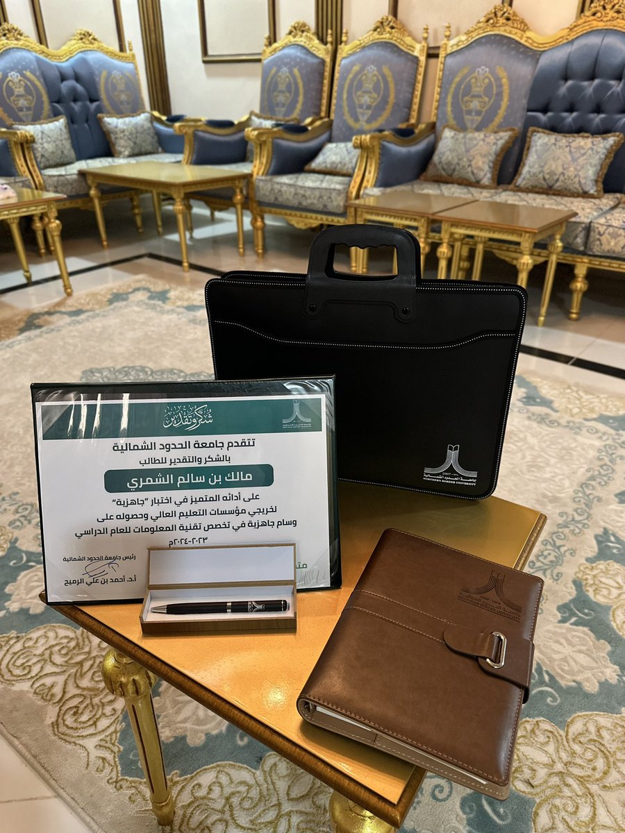 qmlok_'s tweet photo. بفضل الله تم تكريمي من قبل رئيس #جامعة_الحدود_الشمالية أ.د أحمد بن علي الرميح 
بمناسبة حصولي على مركز مُتقدم على مستوى المملكة في إختبار #جاهزية المقدم من #هيئة_تقويم_التعليم_والتدريب وحصولي على وسِام "جاهزية" فاللهم لك الحمد والثنى. 
@NBU_KSA 
@NBU_FCIT https://t.co/Az1vhRCbDG
