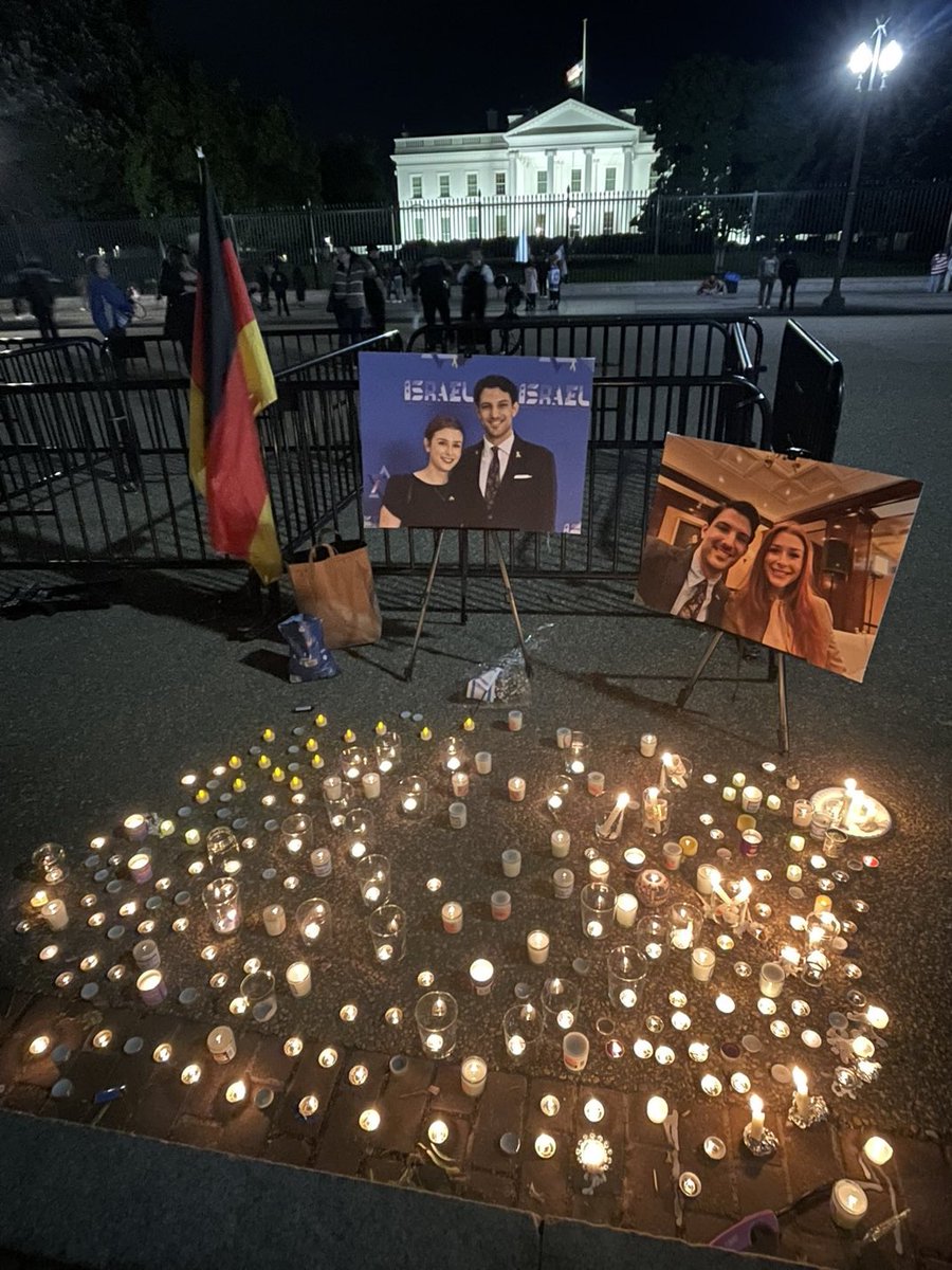 GabyLob's tweet photo. Frente a la Casa Blanca anoche https://t.co/A6daDrfTTA