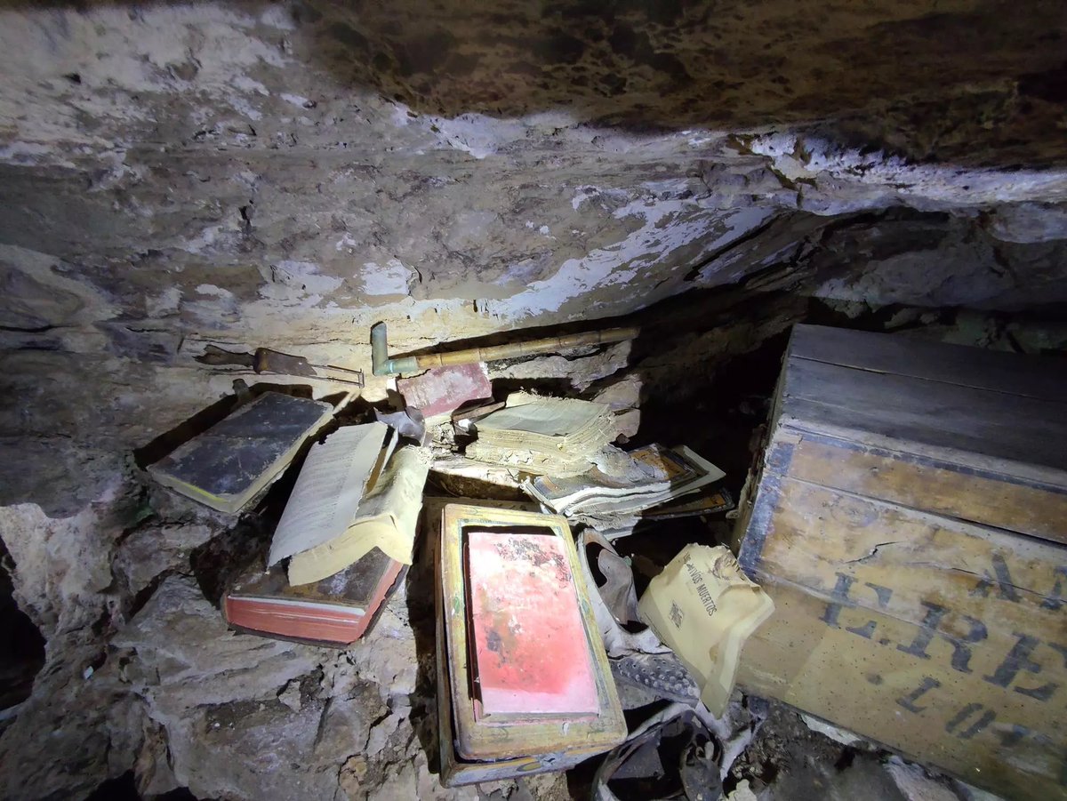 Un anciano guarda un recuerdo desde su infancia: en los años 40, en los montes de Liébana, él llevaba comida a unos hombres escondidos. Guerrilleros, maquis, perseguidos por el régimen franquista. Décadas después, su testimonio ha guiado a los arqueólogos hasta una cueva🧵.