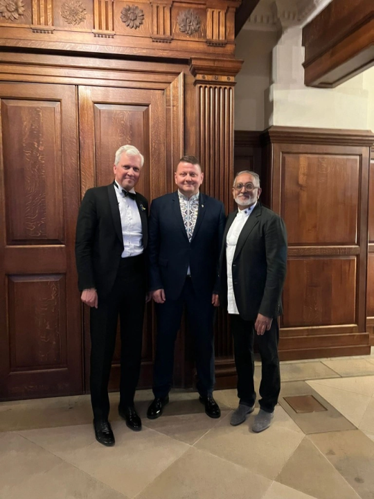 srasalingham's tweet photo. A great honour to meet a true hero Ambassador Extraordinary and Plenipotentiary of Ukraine to the United Kingdom of GB &amp; NI, General @ZaluzhnyiUA and H.E. Mr. @ViljarLubi at the Walk for Ukraine Charity event, raising money for medics on the war's front line.

Героям слава! https://t.co/6uilu9kTNb