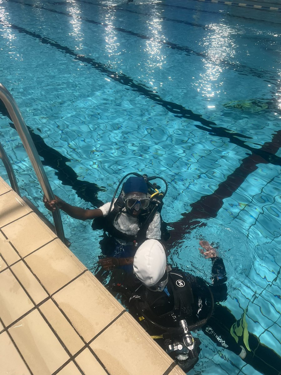 julius_baluku's tweet photo. Just had my FIRST underwater dive in France, yes, 2 hrs underwater!
Thanks to @Univ_BFC ,Ville de #Besançon & Piscine Mallarmé for making this dream come true, thx to the Festival de Rentrée Loto I won
Studying in France = endless opportunities!
#StudyInFrance #Plongée #UBFC https://t.co/q9e1kFqqo9