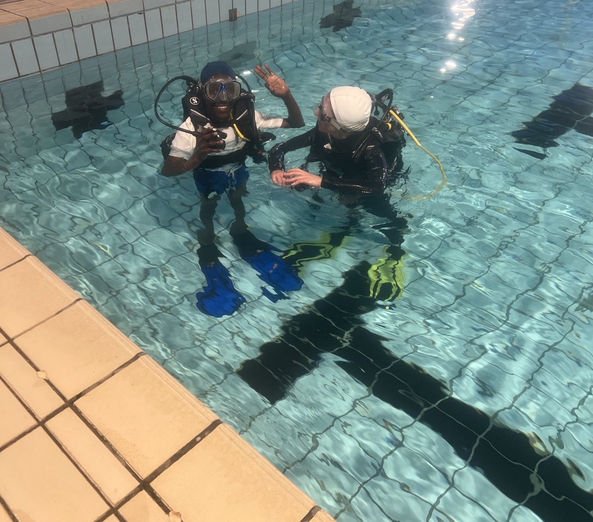 julius_baluku's tweet photo. Just had my FIRST underwater dive in France, yes, 2 hrs underwater!
Thanks to @Univ_BFC ,Ville de #Besançon & Piscine Mallarmé for making this dream come true, thx to the Festival de Rentrée Loto I won
Studying in France = endless opportunities!
#StudyInFrance #Plongée #UBFC https://t.co/q9e1kFqqo9