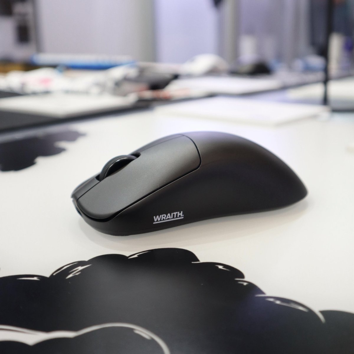 Yerli markamız <a href="/wraithesportsTR/">Wraith Esports</a>,uzun süredir üzerinde çalıştığı W1 oyuncu faresini ilk kez görücüye çıkardı. 

Fare standart veya yan düğmeleri olmayan 'Freestyle' versiyonuyla satın alınabilecek. Ayrıca farklı ihtiyaçlar için farklı batarya kapasite seçenekleri de sunulacak.