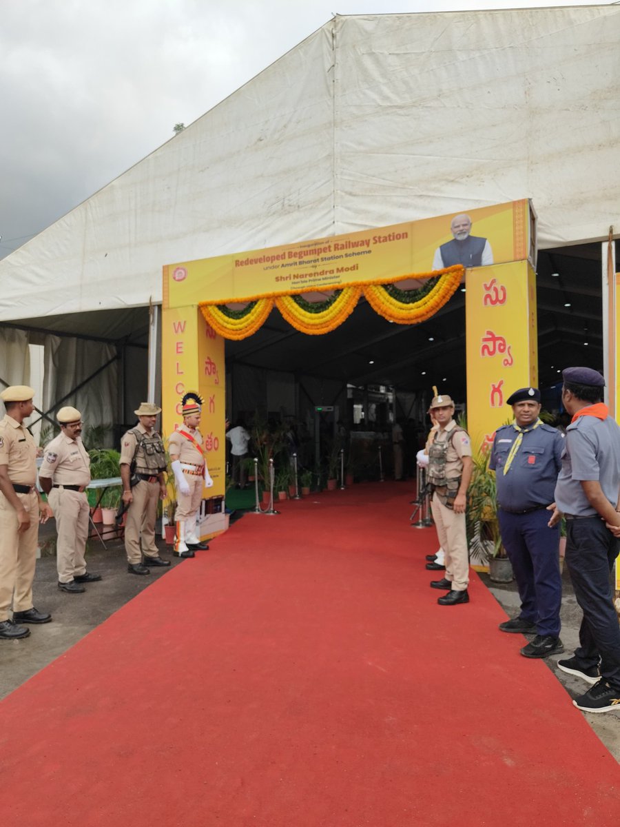 Kalyankhsatriya's tweet photo. Shri Arun Kumar Jain sir, GM SCR and Shri G Kishan Reddy sir, MP at Inaugural ceremony of redeveloped Begumpet Railway station under ABSS Scheme.
@kishanreddybjp 
@SCRailwayIndia 
@RailMinIndia 
@drmhyb 
@narendramodi 
#AmritStation 
#AmritBharatStations 
#railinfra4telangana https://t.co/jHhPzHhPHr