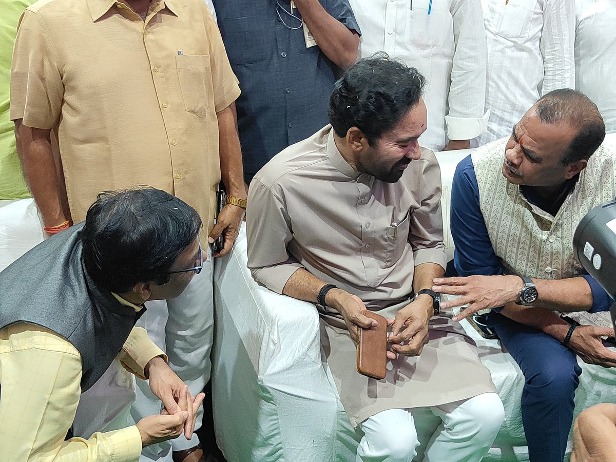 Kalyankhsatriya's tweet photo. Shri Arun Kumar Jain sir, GM SCR and Shri G Kishan Reddy sir, MP at Inaugural ceremony of redeveloped Begumpet Railway station under ABSS Scheme.
@kishanreddybjp 
@SCRailwayIndia 
@RailMinIndia 
@drmhyb 
@narendramodi 
#AmritStation 
#AmritBharatStations 
#railinfra4telangana https://t.co/jHhPzHhPHr
