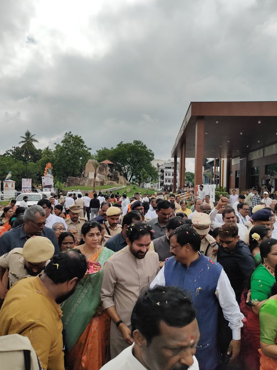 Kalyankhsatriya's tweet photo. Shri Arun Kumar Jain sir, GM SCR and Shri G Kishan Reddy sir, MP at Inaugural ceremony of redeveloped Begumpet Railway station under ABSS Scheme.
@kishanreddybjp 
@SCRailwayIndia 
@RailMinIndia 
@drmhyb 
@narendramodi 
#AmritStation 
#AmritBharatStations 
#railinfra4telangana https://t.co/jHhPzHhPHr