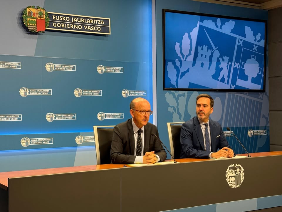 Departamento de Turismo, Comercio y Consumo (@dptoturcomcon) on Twitter photo 🎓 El Consejero <a href="/JHurtadoGV/">Javier Hurtado</a> ha presentado el nuevo Curso de Experto en Derecho de Consumo, junto al Decano de la Facultad de Derecho, Alberto Emparanza. Un proyecto impulsado junto a <a href="/upvehu/">UPV/EHU</a> con la colaboración de <a href="/kontsumoBIDE/">KontsumoBIDE</a>, UCE y <a href="/EkaAcuv/">EKA/ACUV</a>
🎯 El objetivo: formar 🎓 El Consejero <a href="/JHurtadoGV/">Javier Hurtado</a> ha presentado el nuevo Curso de Experto en Derecho de Consumo, junto al Decano de la Facultad de Derecho, Alberto Emparanza. Un proyecto impulsado junto a <a href="/upvehu/">UPV/EHU</a> con la colaboración de <a href="/kontsumoBIDE/">KontsumoBIDE</a>, UCE y <a href="/EkaAcuv/">EKA/ACUV</a>
🎯 El objetivo: formar