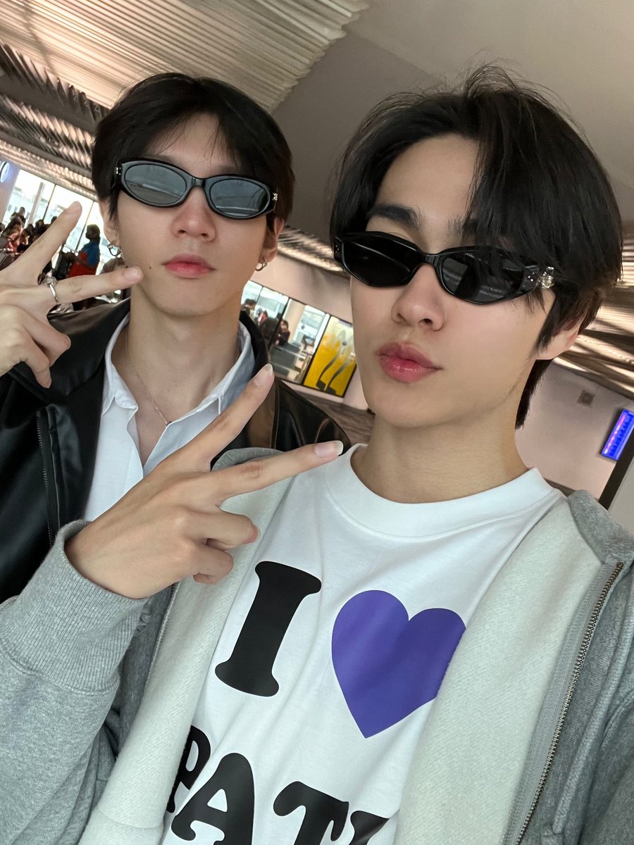 GMMTV's tweet photo. มาเก๊ากำลังจะมีอู๋บูมแล้วววว พรุ่งนี้มาเจอกันเยอะๆ น้าาาทุกคนนนน 💛💜

#AouBoom1stFMinMacau
#GMMTV https://t.co/Nb4N612OxE