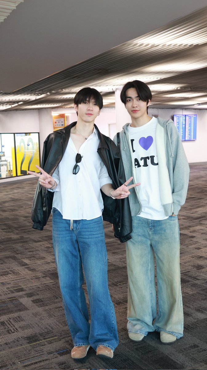 GMMTV's tweet photo. มาเก๊ากำลังจะมีอู๋บูมแล้วววว พรุ่งนี้มาเจอกันเยอะๆ น้าาาทุกคนนนน 💛💜

#AouBoom1stFMinMacau
#GMMTV https://t.co/Nb4N612OxE