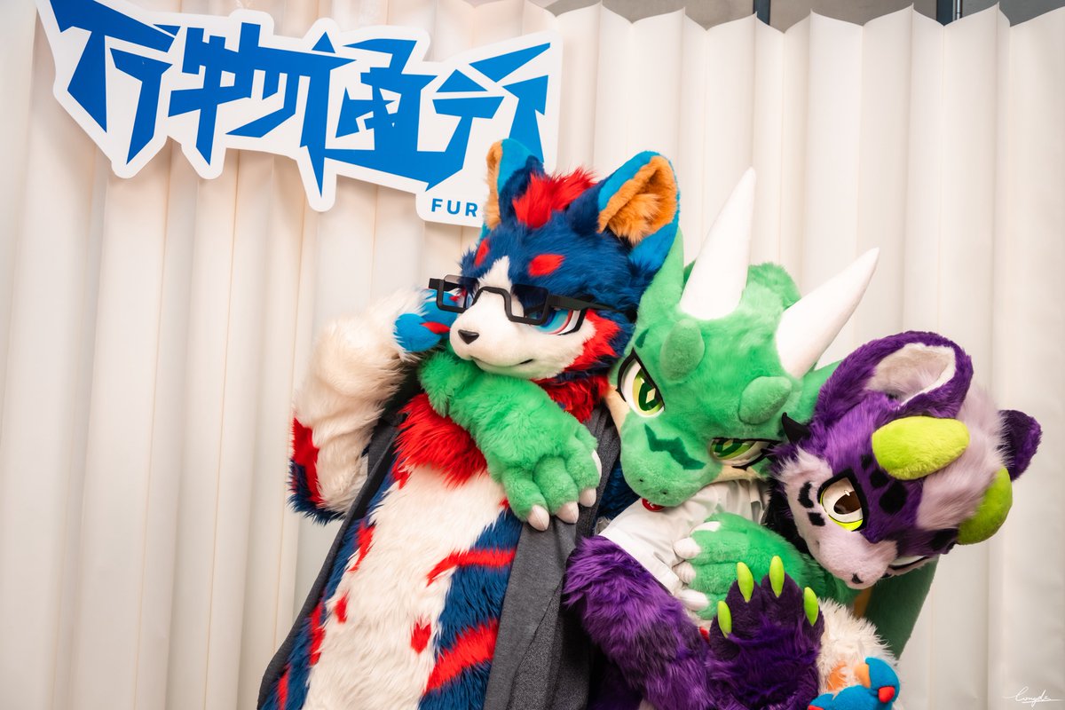 「住手，你们不要再打啦！」（话外音）

<a href="/LearTetos/">织炎蓄力中！</a> <a href="/DragonMidorimon/">Midorimon绿豆龙</a> 

📷：<a href="/pio1840708/">pio</a> <a href="/Longde233/">隆德-Londer</a> 

#FursuitFriday #FURSUIT #wwpass #万物通行 #hifurry