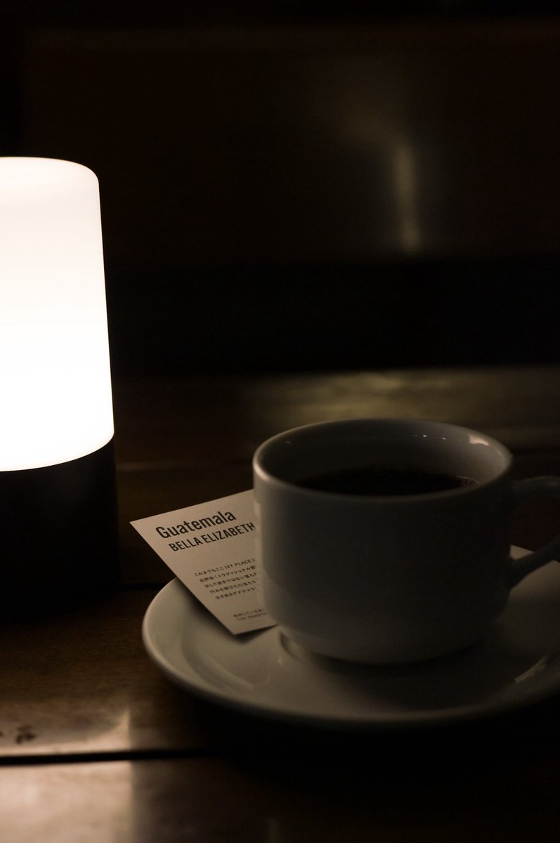 creamu's tweet image. 腕にはペットのリードが絡まっているので、両手で撮ることはできない。だからまずはライカで距離計を合わせ、秘蔵のビゾフレックスでピーキングを確認し、開放f1.9で片手で撮る。ライカ歴15年の僕ともなれば、このくらいはお手のものだ（どないやねん）。

#leica #rangefinder