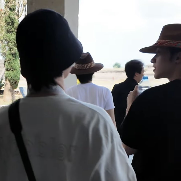 모자 파는 거 보이길래 어? 했는데 다음 컷에 바로 모자 씀 ㅋㅋㅋㅋㅋㅋㅋㅋㅋㅋㅋㅋㅋㅋㅋ