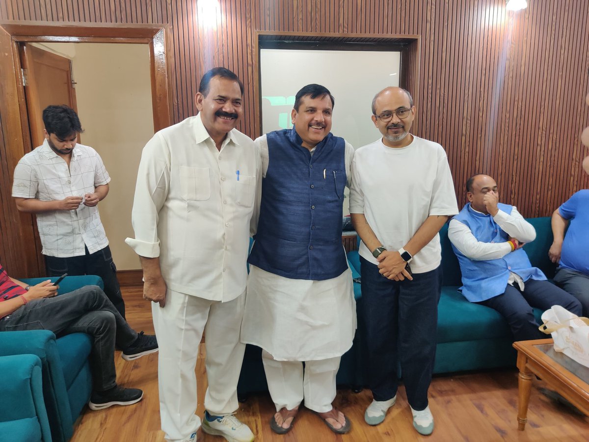 MLA Ch. Surendra Kumar (@mlasurendrakr) on Twitter photo "рдЙрддреНрддрд░ рдкреНрд░рджреЗрд╢ рд░рд╛рдЬреНрдп рдХрд╛ рдкреБрдирдГ рд╕рд╣ рдкреНрд░рднрд╛рд░реА рдмрдирд╛рдП рдЬрд╛рдиреЗ рдкрд░ рд░рд╛рдЬреНрдпрд╕рднрд╛ рд╕рд╛рдВрд╕рдж рдЖрджрд░рдгреАрдп <a href="/SanjayAzadSln/">Sanjay Singh AAP</a> рдЬреА рд╕реЗ рднреЗрдВрдЯ рдХрд░ рдЙрдиреНрд╣реЗрдВ рдзрдиреНрдпрд╡рд╛рдж рджрд┐рдпрд╛ рддрдерд╛ рдЙрдирдХрд╛ рдорд╛рд░реНрдЧрджрд░реНрд╢рди рдкреНрд░рд╛рдкреНрдд рдХрд┐рдпрд╛ред" "рдЙрддреНрддрд░ рдкреНрд░рджреЗрд╢ рд░рд╛рдЬреНрдп рдХрд╛ рдкреБрдирдГ рд╕рд╣ рдкреНрд░рднрд╛рд░реА рдмрдирд╛рдП рдЬрд╛рдиреЗ рдкрд░ рд░рд╛рдЬреНрдпрд╕рднрд╛ рд╕рд╛рдВрд╕рдж рдЖрджрд░рдгреАрдп <a href="/SanjayAzadSln/">Sanjay Singh AAP</a> рдЬреА рд╕реЗ рднреЗрдВрдЯ рдХрд░ рдЙрдиреНрд╣реЗрдВ рдзрдиреНрдпрд╡рд╛рдж рджрд┐рдпрд╛ рддрдерд╛ рдЙрдирдХрд╛ рдорд╛рд░реНрдЧрджрд░реНрд╢рди рдкреНрд░рд╛рдкреНрдд рдХрд┐рдпрд╛ред"
