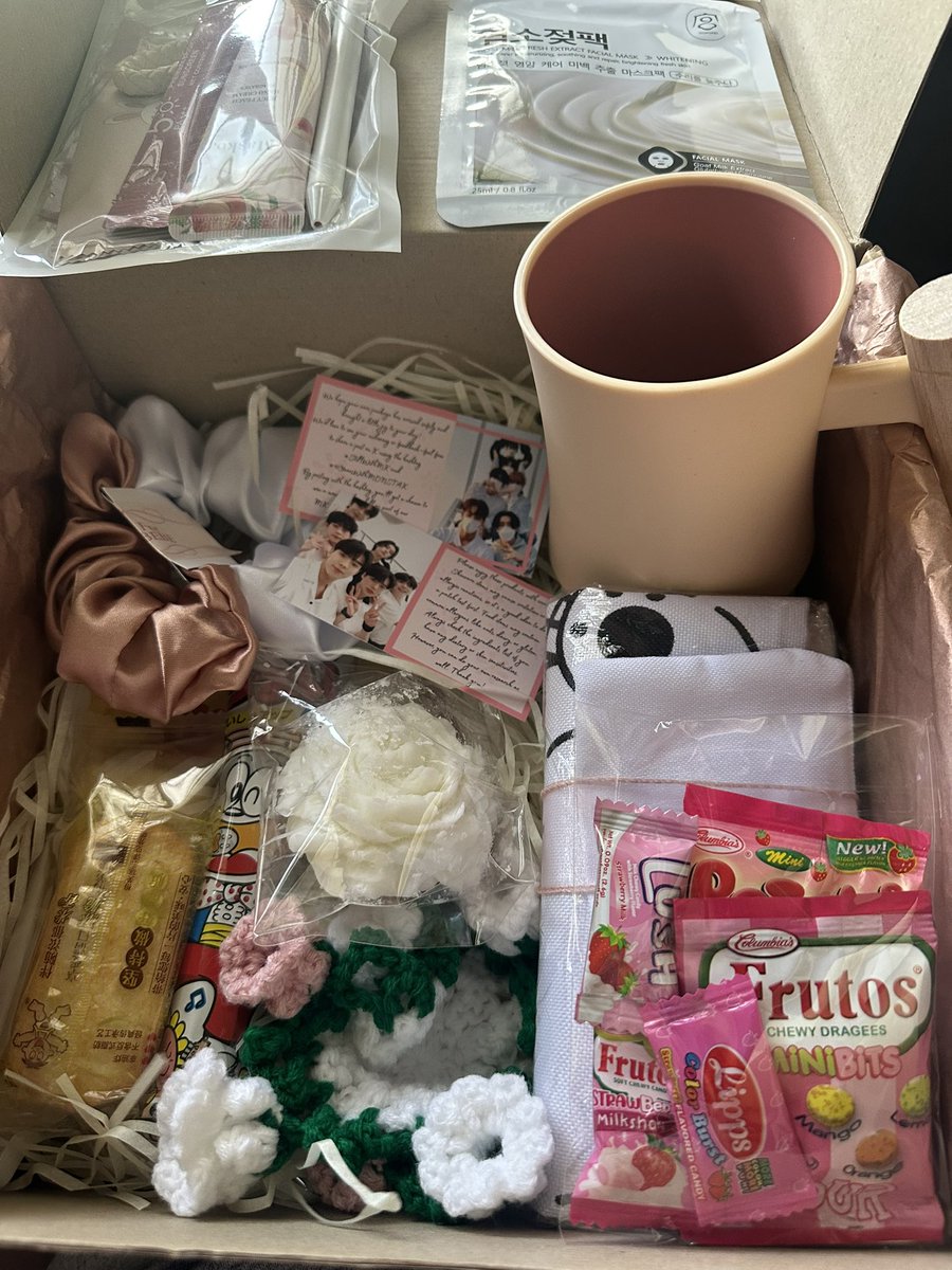 hyungwonah15's tweet photo. The 10th anniv care package is here ๐ฅนAndaming laman with pcs pa. Very thoughtful all the items & the packaging is so pretty โบ๏ธ pati mama ko na appreciate the package esp the flower candle ๐
Super thankful to @yzamxmb @yeapaulee @__cHSK โฅ๏ธโฅ๏ธโฅ๏ธ
#StillWithMX
#10YearsWithMONSTAX https://t.co/yr3mmCZ8Sw