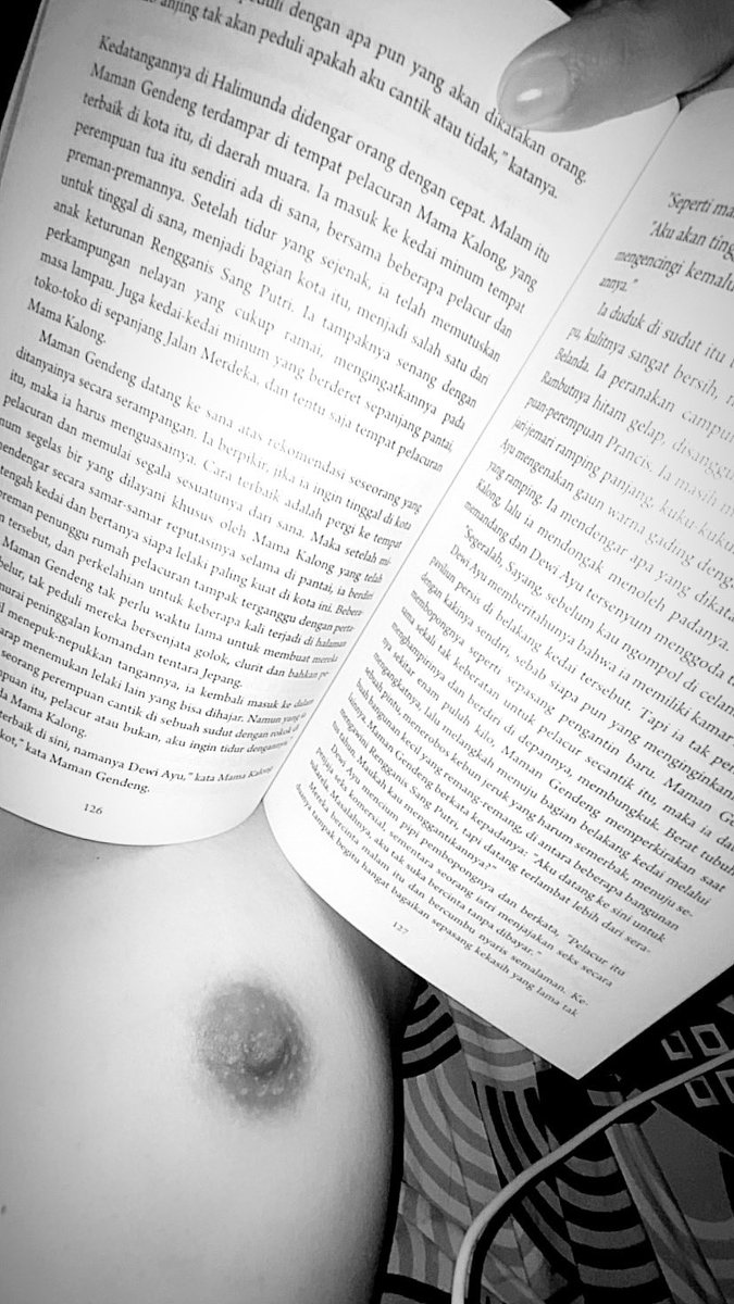blairgirly's tweet photo. baca buku sambil telanjang📈📈📈 https://t.co/QmrPmESvpn
