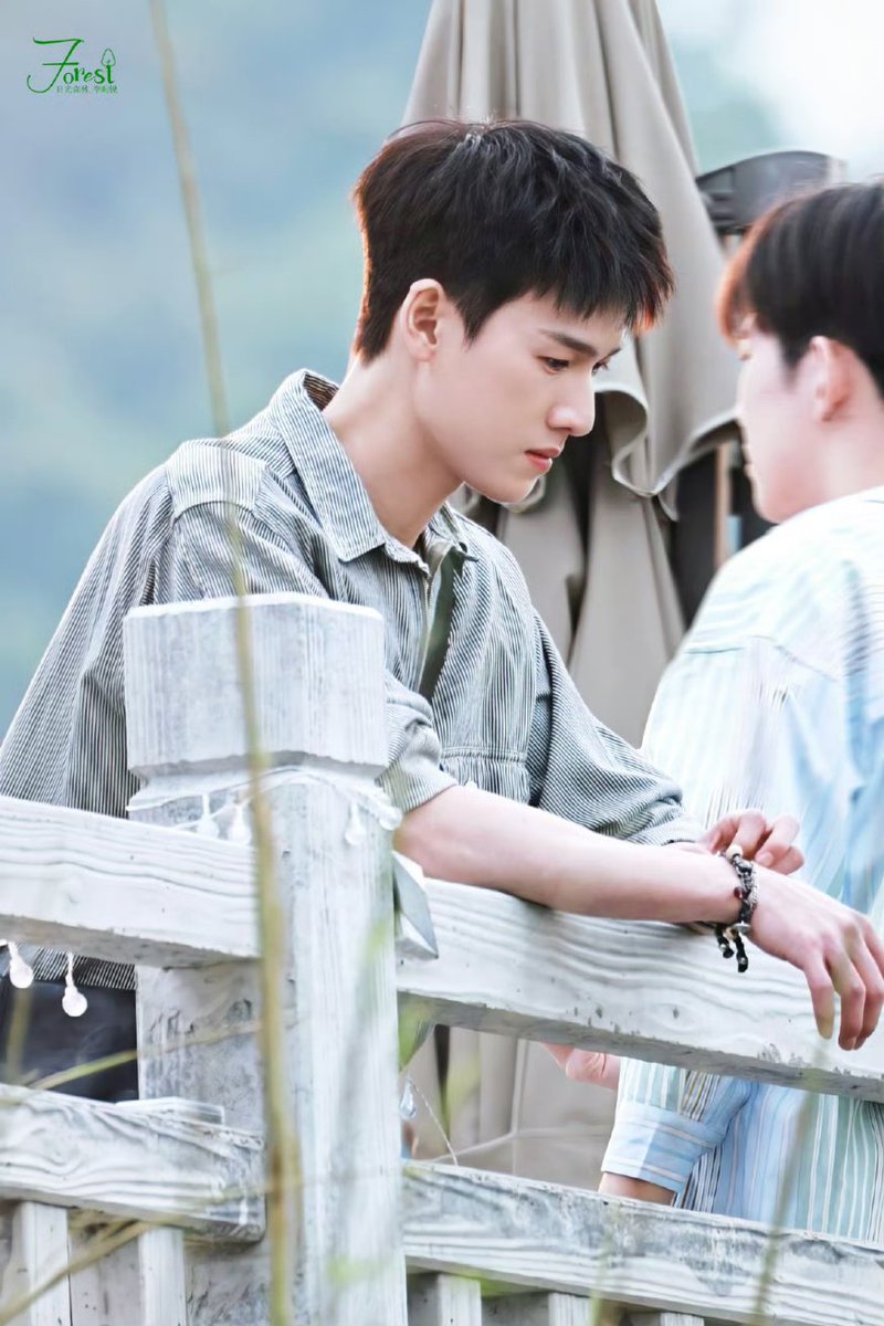 วันนี้แฟนๆชมเสี่ยวหลินเกี่ยวกับความหล่อแบบธรรมชาติ แม้จะเมคอัพเบาบางในลุคสบายๆก็ยังส่องประกายด้วยแสงของธรรมชาติรอบตัว

เป็นอีกสิ่งหนึ่งที่คือความพิเศษของเสี่ยวหลินเลยค่ะ  🥰💚🌲

23052025
ระหว่างถ่ายทำ #耀眼 #Dazzling 
#LiYunrui​ #หลี่อวิ๋นรุ่ย #李昀锐

cr. 日光森林_李昀锐, It's