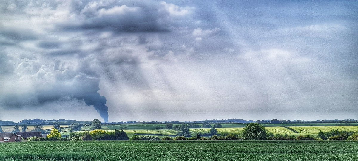 Big fire at an industrial estate today in #Wellingborough, Northamptonshire today, that I could see around 20 miles away!

Hope everyone is OK 🙏