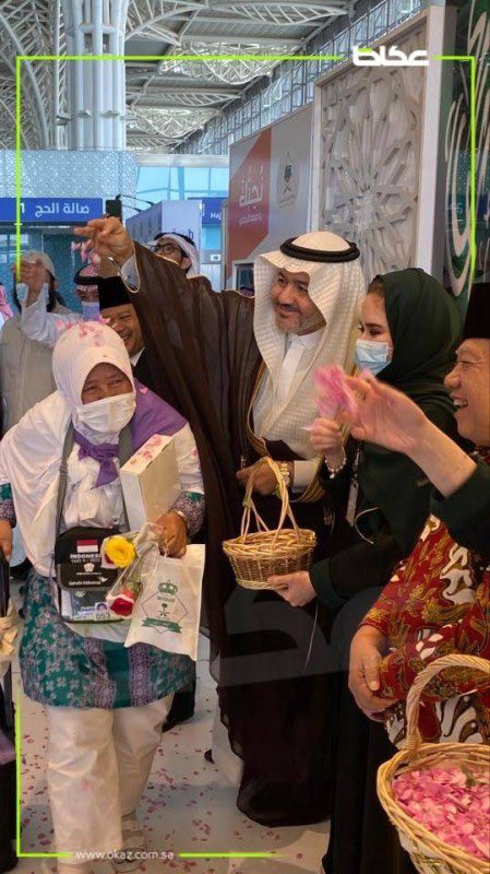smq_77's tweet photo. @shamsbintmharam @Fabizothehdon كل الحجاج نستقبلهم بالورد والترحيب والقهوه والتمر من كل مكان واليك ( بعض ) صور ترحيب لجنسيات مختلفه ولكن عينك لها رأي اخر !! 
المملكه لم تمنع حجاج ايران وغيرها فكيف تمنع حجاج اخوه اشقاء 
ما زلت لا اعلم سبب هجوم بعض العمانيين على المملكة رغم اننا نكن لهم التقدير والاخوه 🤷🏻‍♂️ https://t.co/IymQwLLjKy