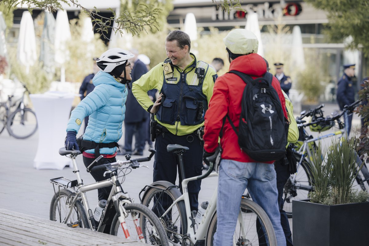 🚨 Aktionsmonat Radfahrsicherheit 🚨

Innenstaatssekretär Sandro #Kirchner zieht Zwischenbilanz: Allein in der ersten Maihälfte hat die #BayerischePolizei bei verstärkten Verkehrskontrollen 4.812 Verstöße festgestellt – über 4.100 davon durch Radfahrer.