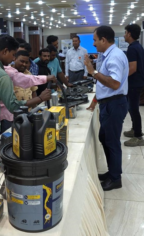 SetcoAutomotive's tweet photo. Our Mechanic Meet at Vadodara, Gujarat!
An insightful session with our expert mechanics explored Setco LIPE Clutches and SAP solutions to ensure better, smoother rides. 

#SetcoAutoSystems #Clutchleaders #Leadersintruckparts #Alliedproducts #Setcoil #Mechanictraining https://t.co/7W3oxKvz5c