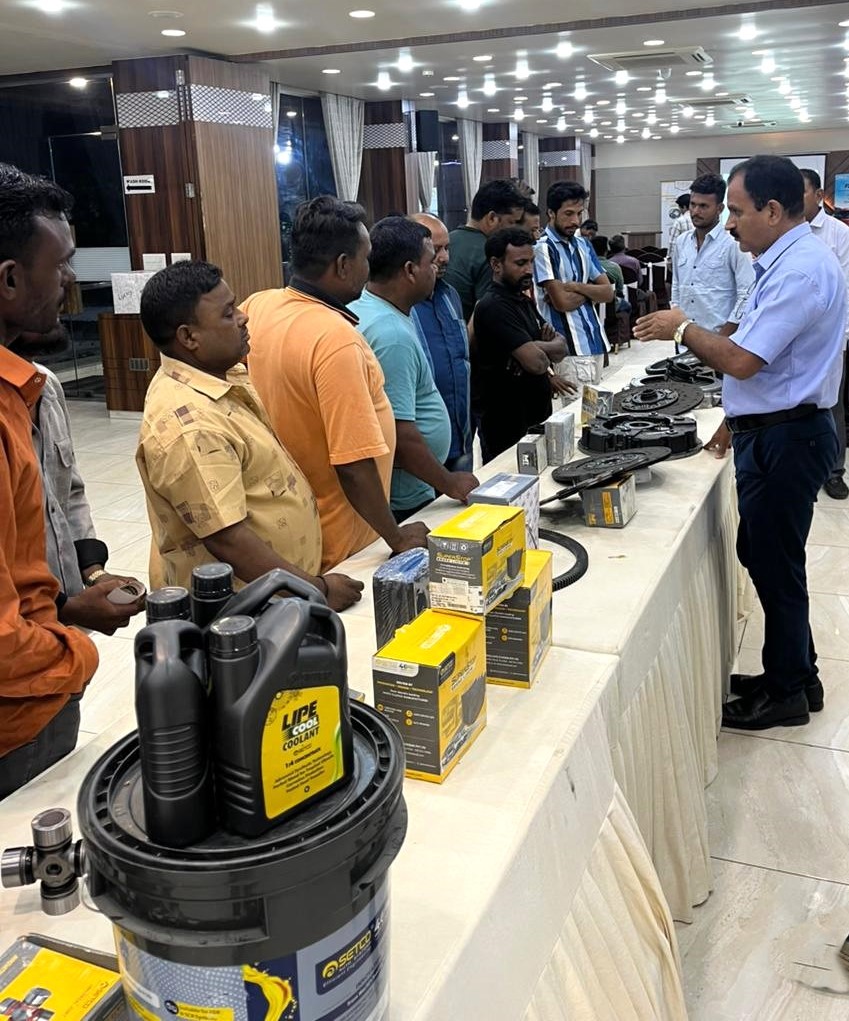 SetcoAutomotive's tweet photo. Our Mechanic Meet at Vadodara, Gujarat!
An insightful session with our expert mechanics explored Setco LIPE Clutches and SAP solutions to ensure better, smoother rides. 

#SetcoAutoSystems #Clutchleaders #Leadersintruckparts #Alliedproducts #Setcoil #Mechanictraining https://t.co/7W3oxKvz5c